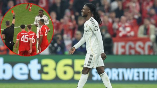 Eduardo Camavinga del Real Madrid recibe tarjeta amarilla del árbitro Slavko Vinčić en partido contra Bayern Múnich.