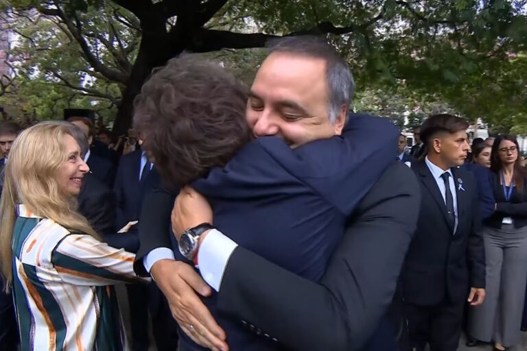 El presidente Javier Milei saluda a su jefe de Gabinete durante un acto en la Plaza San Martín.