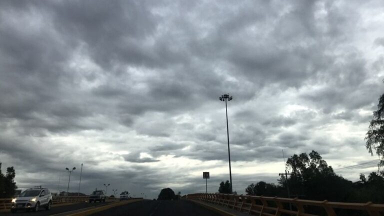 Mapa del pronóstico del tiempo mostrando las zonas de Argentina afectadas por tormentas y alertas meteorológicas.