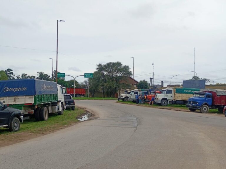 Vista aérea de camiones y puerto granelero en la zona de Bahía Blanca o Quequén.