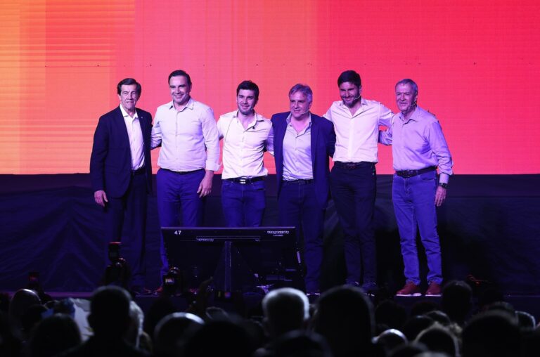 Reunión de gobernadores de Provincias Unidas analizando documentos en una mesa de trabajo.