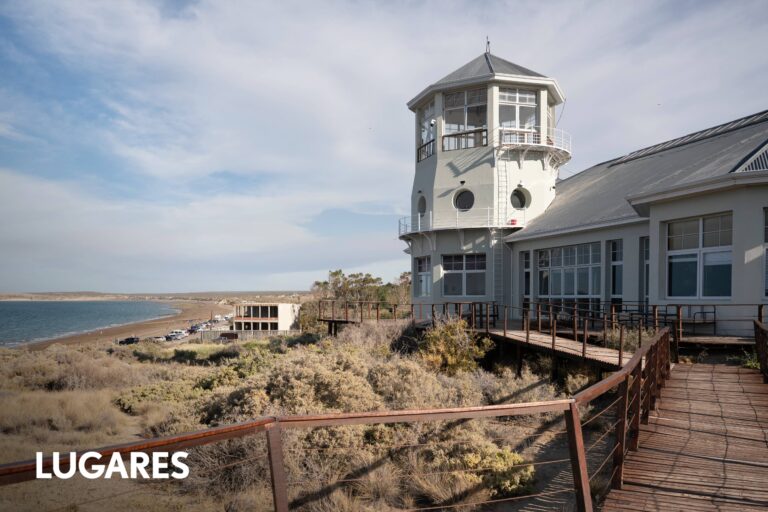 Vista panorámica de la costa de Puerto Madryn con acantilados y mar