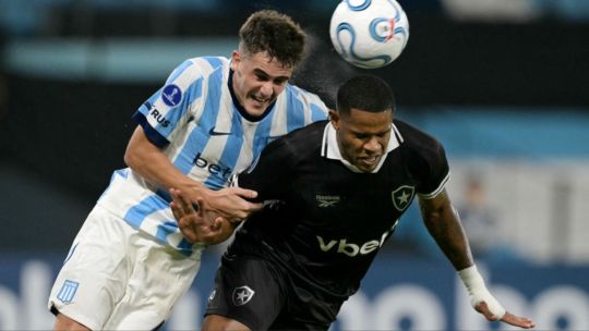 Jugadores de Racing Club y Botafogo durante el partido de Copa Sudamericana en el Estadio Presidente Perón.
