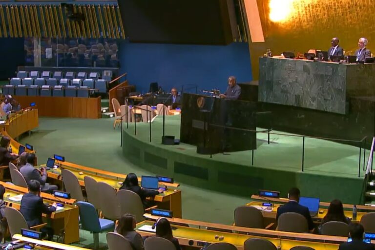 Mapa de África y Argentina con símbolos de relaciones diplomáticas