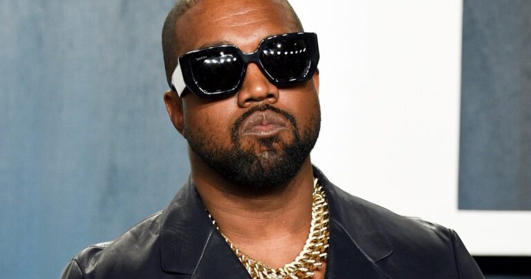 Kanye West, también conocido como Ye, en un escenario durante una presentación musical.