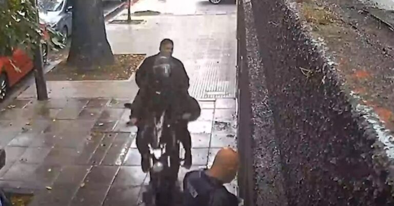 Captura de cámara de seguridad muestra momento previo al forcejeo en vereda de una casa en Núñez.