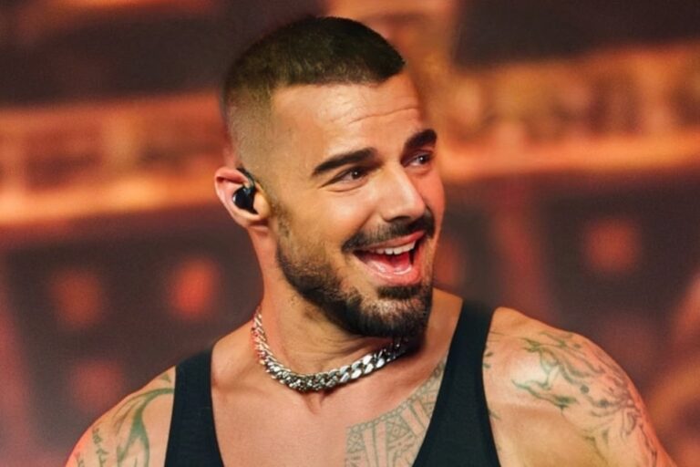 Ricky Martin saluda a sus fans en Buenos Aires durante su gira por Argentina.