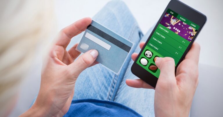 Persona usando un teléfono móvil con íconos de apuestas online y expresión preocupada