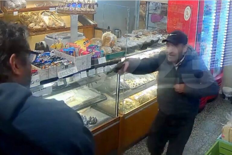 Captura de cámara de seguridad muestra el interior de una panadería durante un robo armado en Mar del Plata