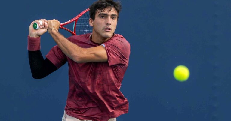 Román Burruchaga en acción durante el torneo ATP 250 de Houston
