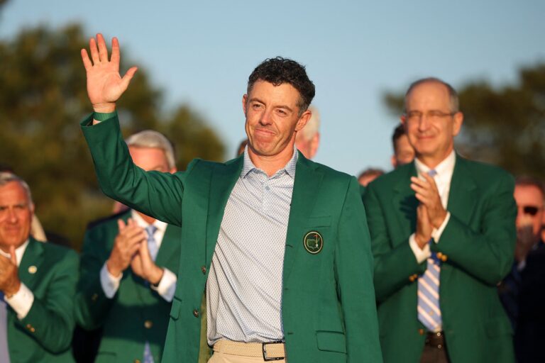 Rory McIlroy celebra con la chaqueta verde del Masters de Augusta tras su victoria.