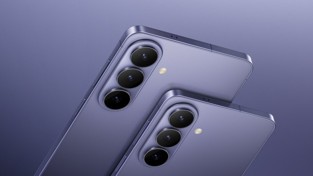 Smartphone Samsung Galaxy S26 Ultra mostrado de frente, con su pantalla grande y diseño premium.