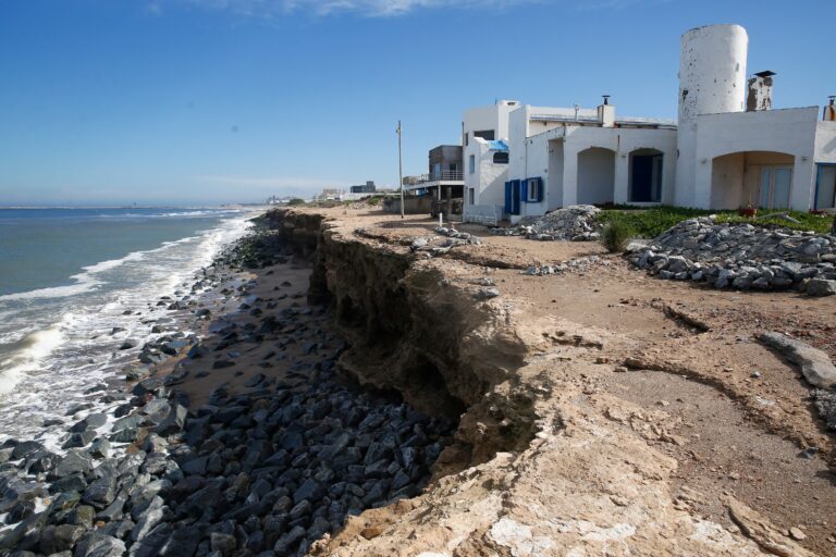 Acantilados erosionados en Bahía de los Vientos, Necochea, con viviendas cercanas al borde del mar