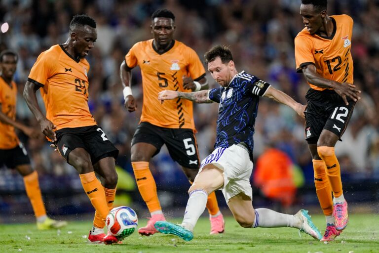 Escudo de la Asociación del Fútbol Argentino (AFA) junto al logotipo de la FIFA