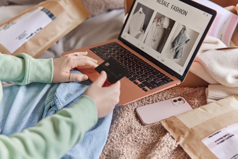 Interfaz de la aplicación Shopee mostrando productos en oferta