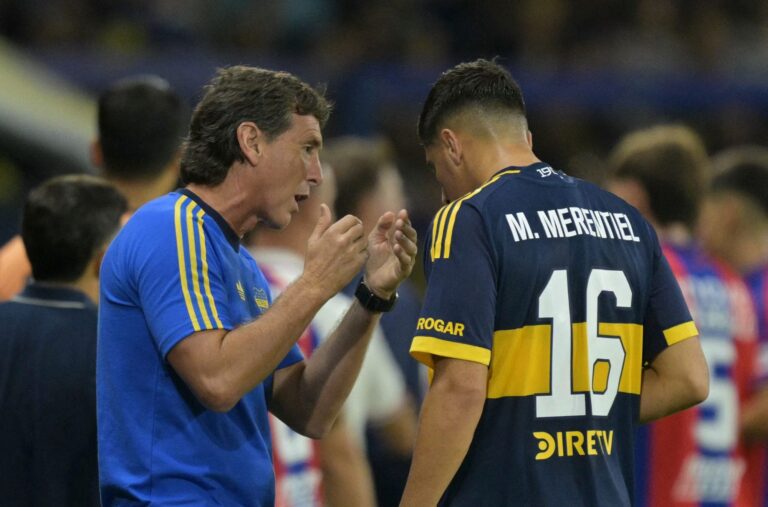 Jugadores de Talleres y Boca Juniors durante un partido de fútbol en el estadio Mario Alberto Kempes.