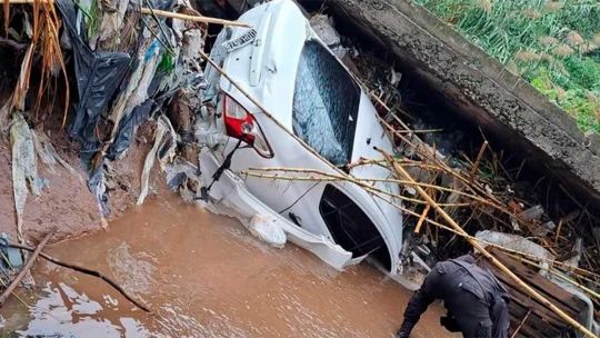 Operativo de búsqueda en zona afectada por el temporal en Tafí Viejo, Tucumán.
