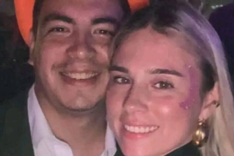 Vehículo cubierto de barro y ramas en un canal de desagüe tras el temporal en Tucumán.