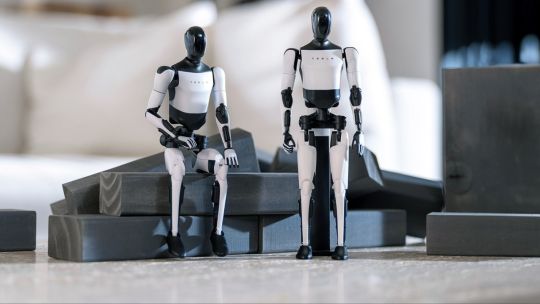 Robot humanoide Optimus Gen 3 de Tesla realizando tareas domésticas en un hogar.