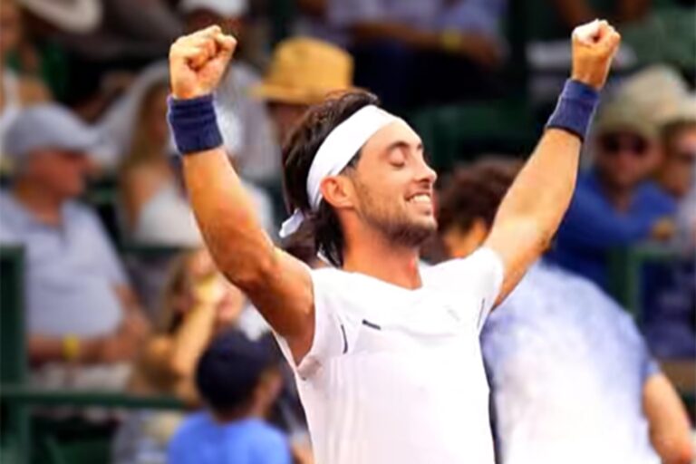 Thiago Tirante y Román Burruchaga, tenistas argentinos, en acción durante el ATP 250 de Houston.