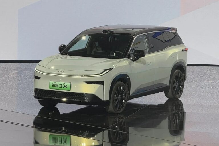 SUV eléctrico Toyota bZ3X de color gris, vista frontal y lateral en exhibición.