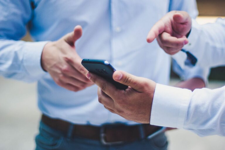 Persona realizando un trámite notarial desde su celular