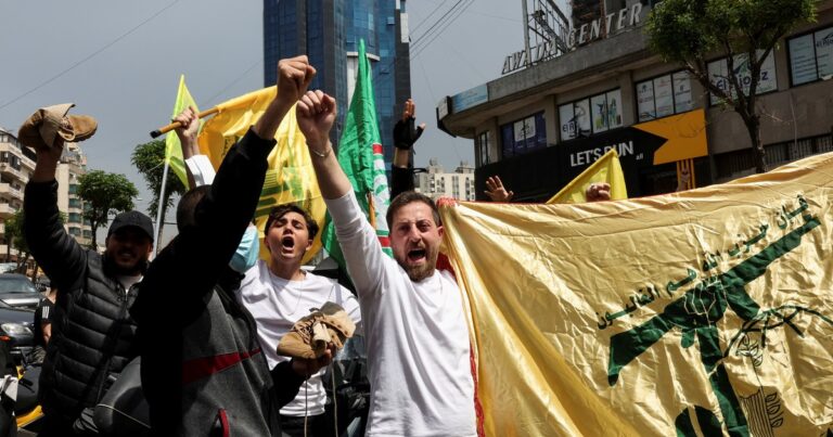 Vehículos de familias desplazadas forman fila en una carretera del sur del Líbano durante el retorno tras el alto el fuego.