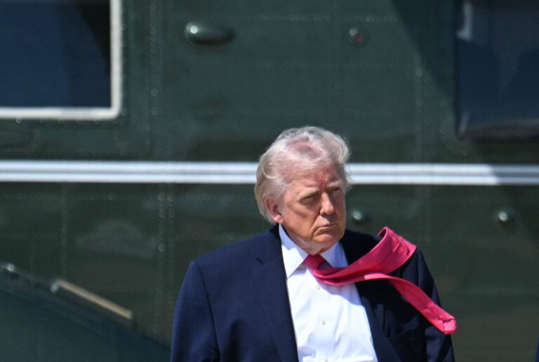 Donald Trump y bandera de Irán, representando las declaraciones sobre el acuerdo de uranio enriquecido.