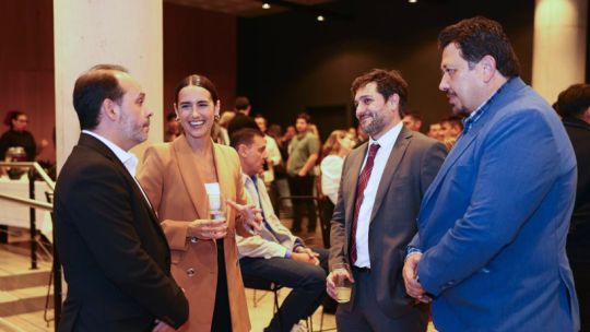Evento de presentación de Uber Eats en la ciudad de Córdoba, con representantes de la empresa y funcionarios locales.