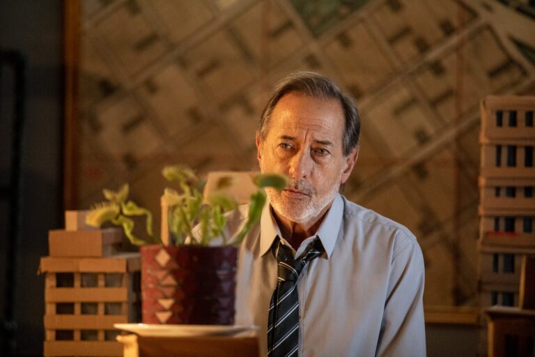 Guillermo Francella y Gabriel Goity en una escena de la serie 'El Encargado' de Disney+