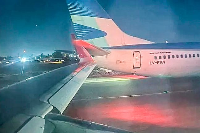 Aviones de Latam y Aerolíneas Argentinas en pista de aeropuerto de Santiago de Chile