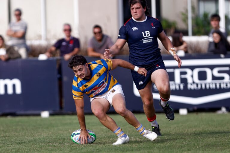Jugadores de rugby en acción durante un partido del URBA Top 14.