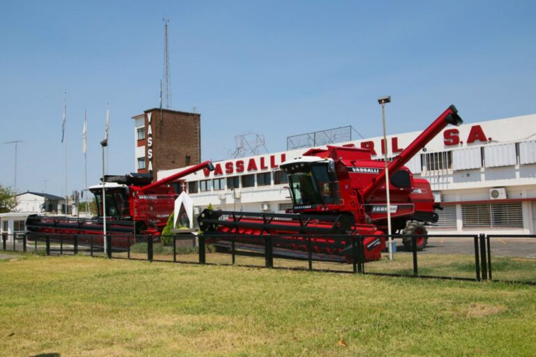 Fachada de la histórica fábrica de cosechadoras Vassalli en Firmat, Santa Fe.