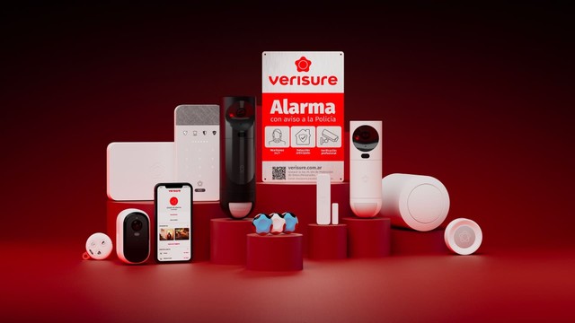 Dispositivo de alarma PreSense de Verisure instalado en la pared de un hogar