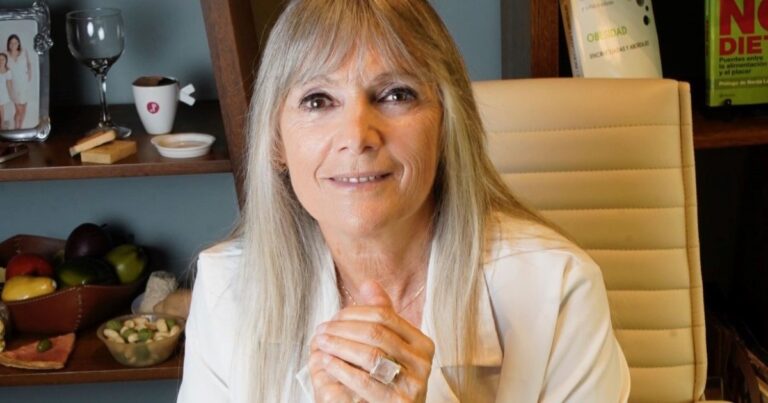 Ilustración de un rayo de sol sobre alimentos ricos en vitamina D, como pescado y huevos, en un contexto argentino.