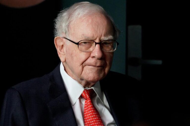 Warren Buffett, presidente de Berkshire Hathaway, sonriendo en un evento.