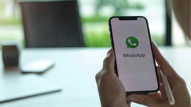 Ilustración de un teléfono móvil antiguo con el ícono de WhatsApp y un símbolo de advertencia