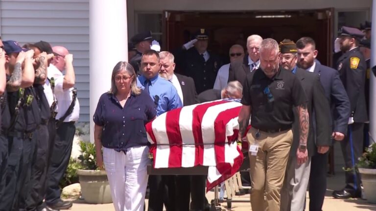 Multitud de personas en el funeral de un veterano de la Segunda Guerra Mundial en Massachusetts