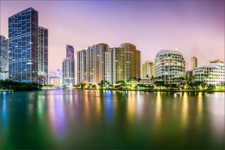 Vista del cielo nublado sobre Miami y el sur de Florida