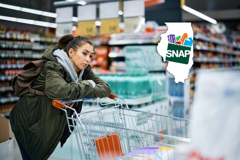 Persona comprando alimentos con tarjeta SNAP en un supermercado de Illinois
