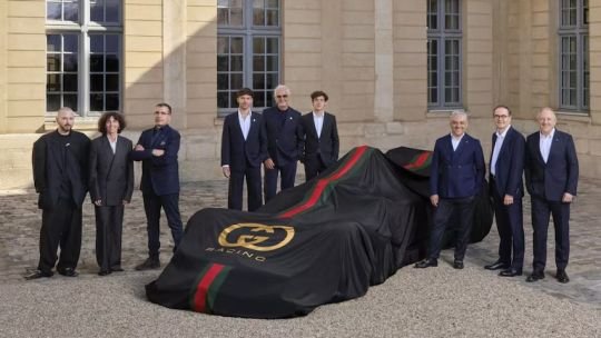 Logo de Gucci Racing Alpine Formula One Team sobre fondo negro y dorado
