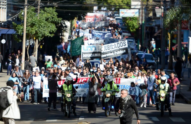 Manifestantes en la Marcha Federal Universitaria con carteles reclamando por la educación pública
