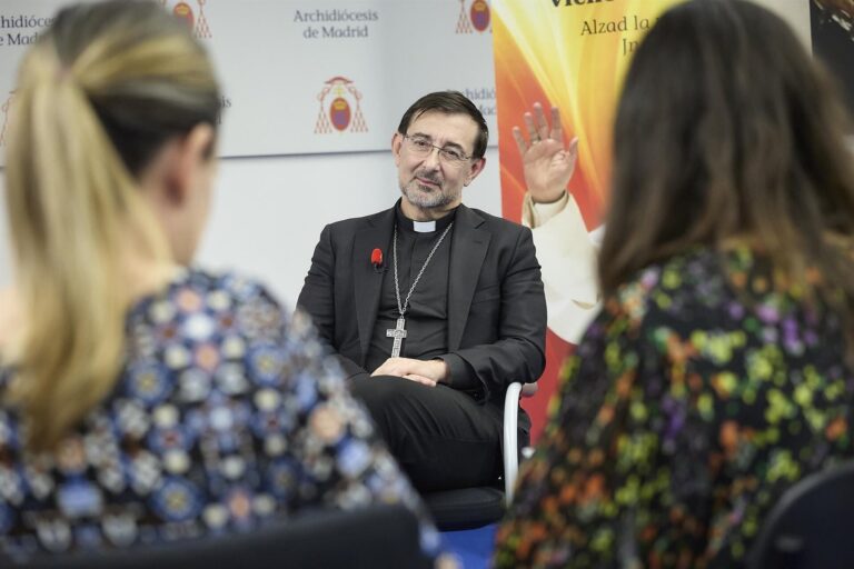 El cardenal José Cobo durante una conferencia de prensa