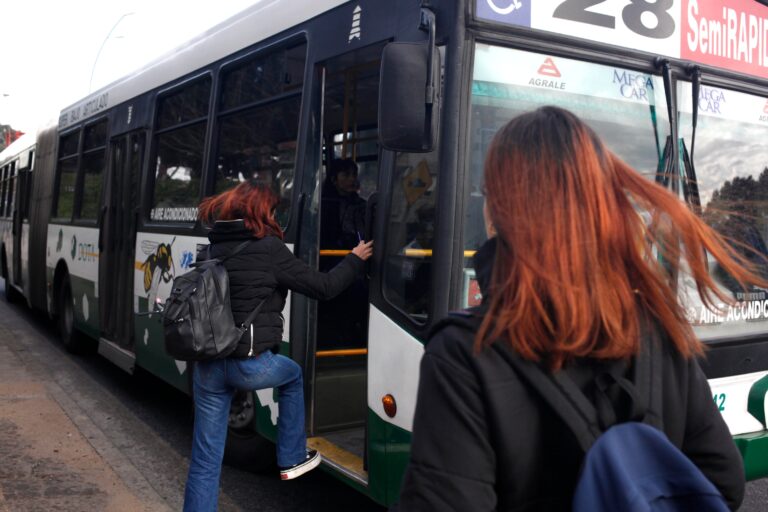 Personas subiendo a un colectivo en Buenos Aires