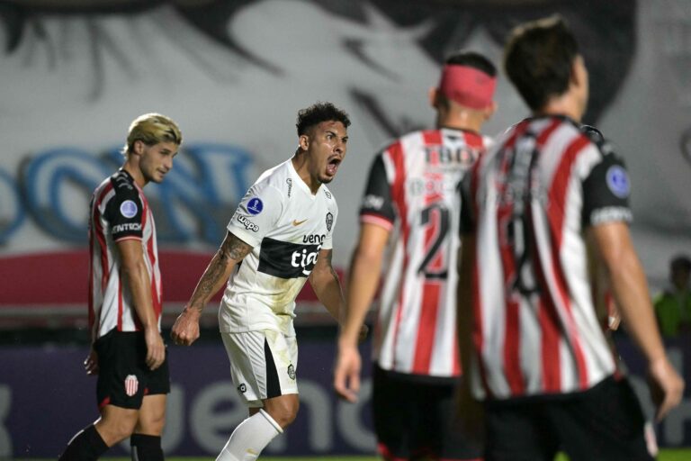 Jugadores de Barracas Central y Olimpia durante el partido de la Copa Sudamericana