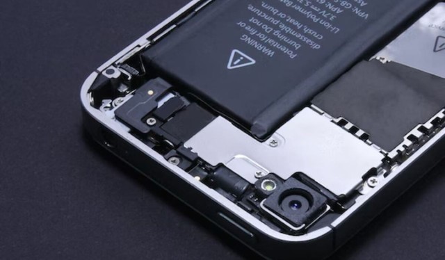 Persona cambiando la batería de un teléfono inteligente sin herramientas especializadas