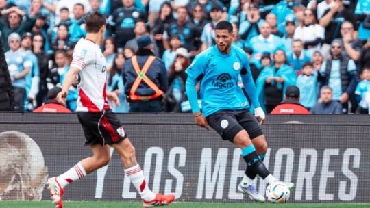 Jugadores de Belgrano celebrando el título en el estadio Mario Kempes