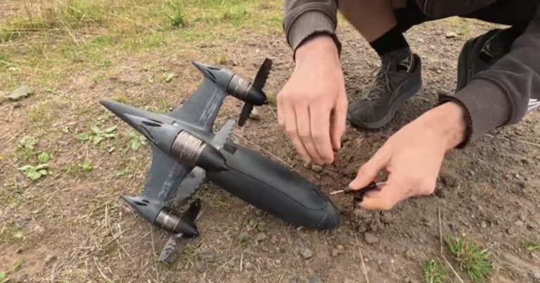 Dron Blackbird en vuelo mostrando sus hélices dentadas
