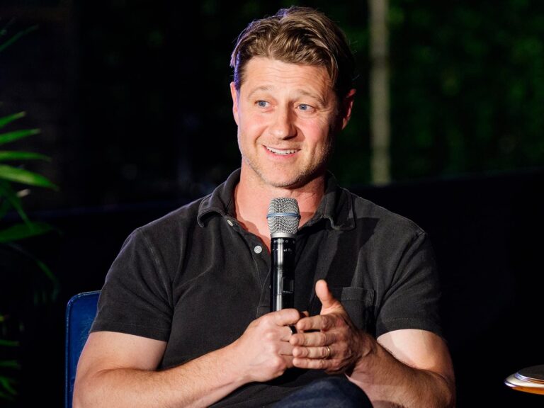 Benjamin McKenzie en una entrevista sobre criptomonedas