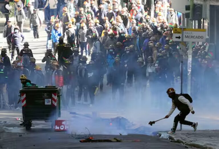 Manifestantes y policías en La Paz durante protestas